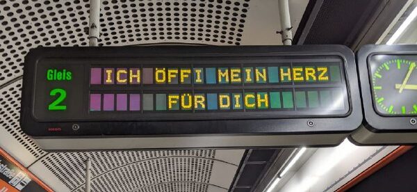 Auf einer U-Bahn-Anzeigentafel ist "Ich öffne mein Herz für dich" zu lesen