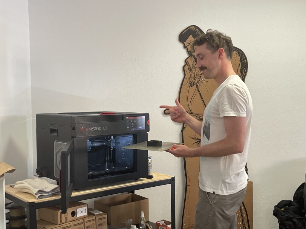 Peter und Elvis begutachten, was der 3D-Drucker ausgespuckt hat (Credit: eguana/Eder)