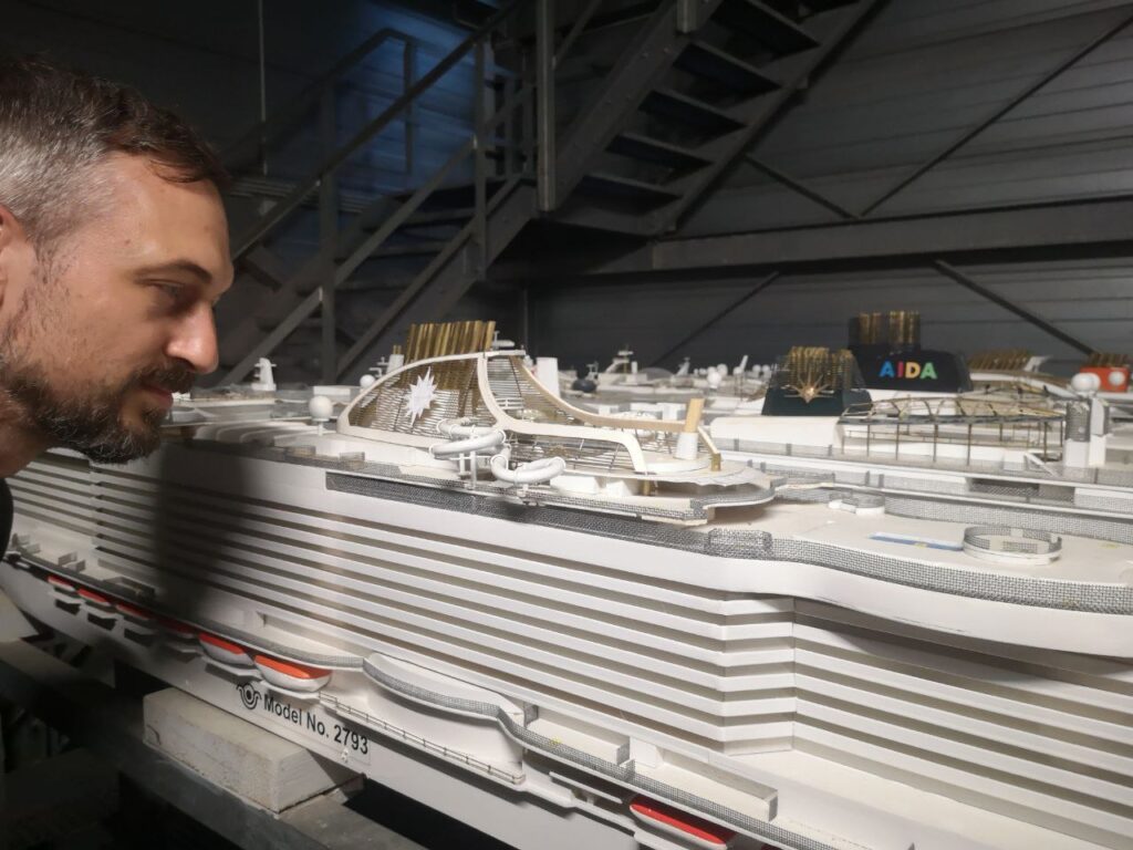 Joachim bestaunt die Jachtmodelle der Schiffbauversuchsanstalt (Credit: SVA)