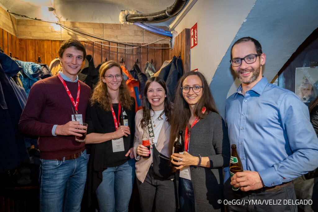 Bernhard Klampfer, Elisabeth Sattlegger, Nina Obereder und Theresa Voit (alle J-YMA Steering Committee) und Lukas Riepler (J-YMA Mitglied) beim Feiern (Credit: J-YMA)