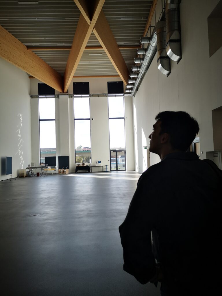 Architekturstudent und Designliebhaber Pablo bewundert die Deckenbalken im Obergeschoss des Wasserbaulabors. (credit: eguana/Riedler)
