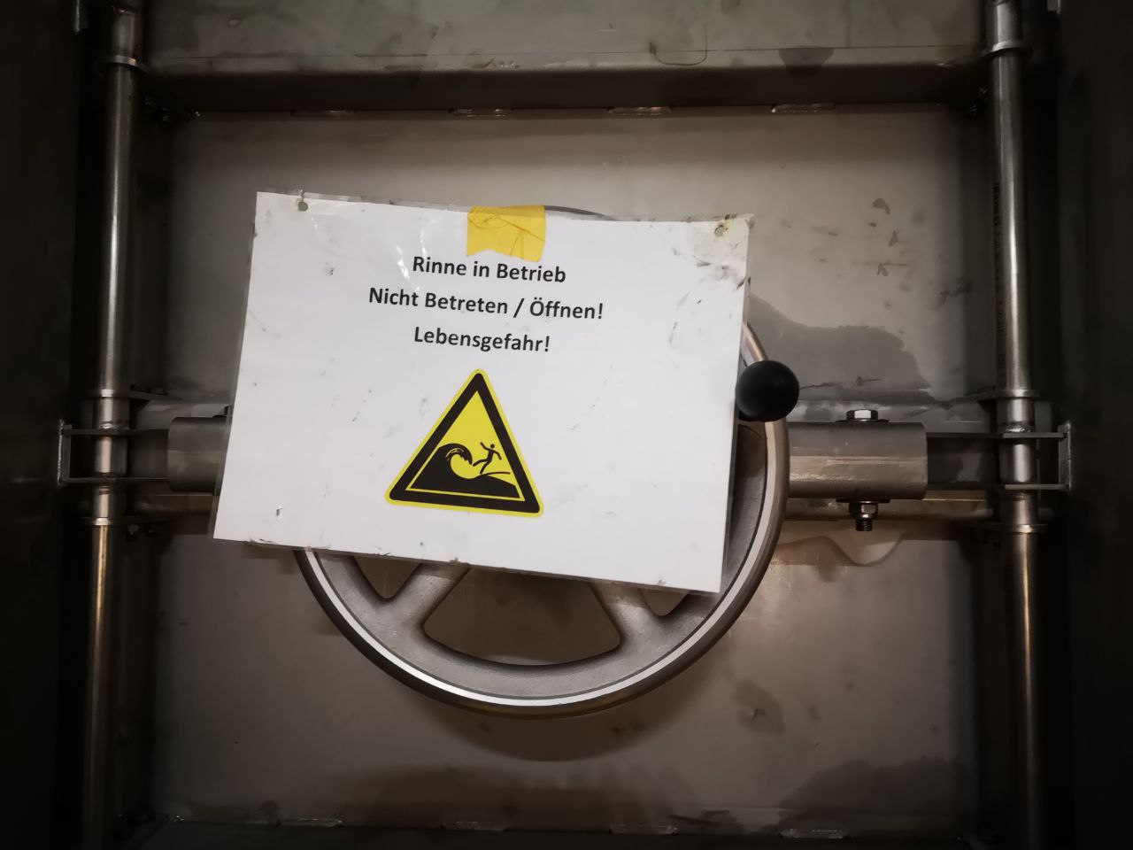 Ist die Rinne in Betrieb, darf die Türe unter keinen Umständen geöffnet werden (credit: eguana/Riedler)