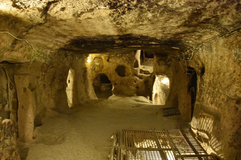 Blick in eine große Kammer in der ”Kaymaklı Underground City” (Credit: MusikAnimal/Wikimedia Commons)
 