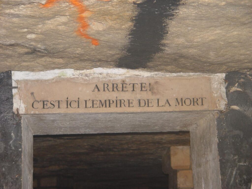 “Arrête! C’est ici L’empire de la Mort” - “Halt! Hier ist das Reich des Todes!” steht über dem Eingang in die Katakomben (Foto: Serge Melk/Wikimedia Commons)