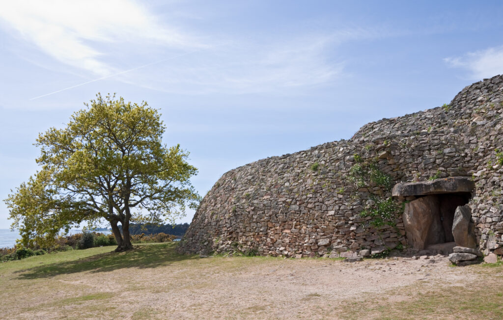 Der Eingang von Gavrinis, ältestes der unterirdischen Bauwerke (FOTO: Myrabella / Wikimedia Commons)