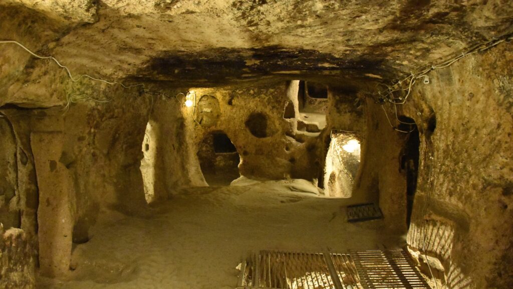 Blick in ein unterirdisches Bauwerk (Credit: MusikAnimal/Wikimedia Commons)